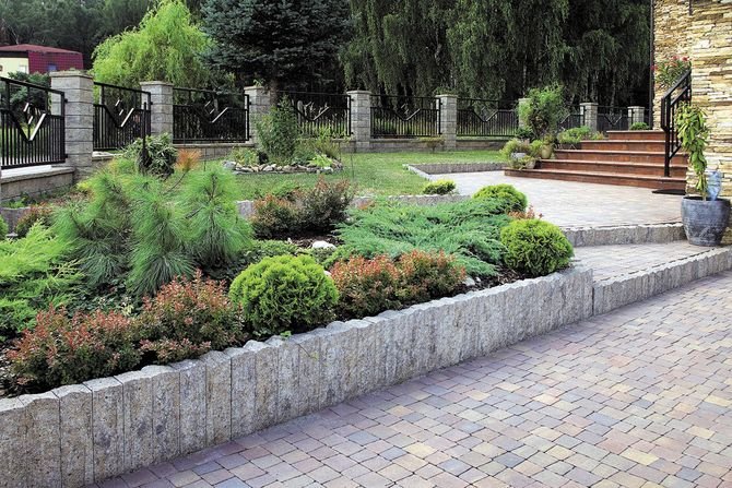 Mała architektura ogrodowa z elementów betonowych